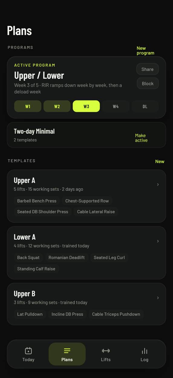 The plans screen showing an active program with its week strip and the list of templates.